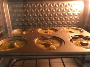 烤箱预热180度5分钟，烘烤10分钟左右至鸡蛋熟透。