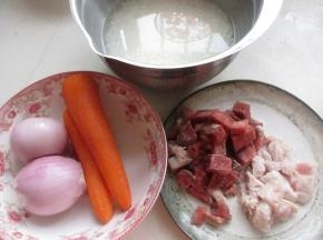 大米洗净浸泡约1小时，各种食材备用。