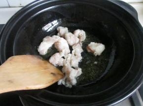 把砂锅洗净，把橄榄油加入，再放入羊油。
