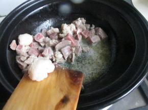 倒入羊肉煸炒，把羊油捞出扔掉。