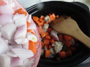 倒入洋葱和胡萝卜煸炒。