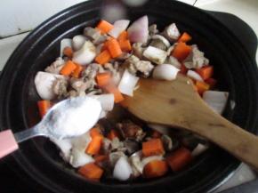 加入盐和酱油。