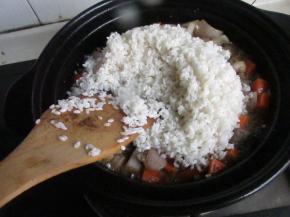 加入泡好的大米。