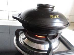 盖上盖子，改小火慢慢的焖约20分钟关火，焖10分钟。