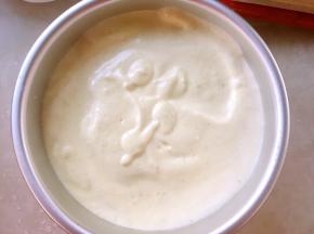 倒入模具，之后再轻轻磕几下，震出气泡