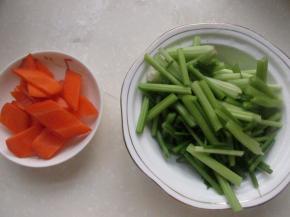 配菜切好备用。