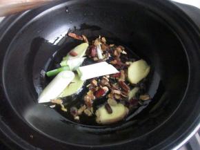 把800度可空烧砂锅里加入橄榄油，把各种调料放入煸香。