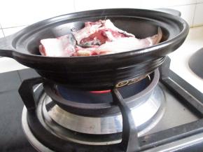 生抽烹一下，入半碗水，烧开加盐。