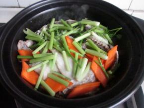 加入芹菜和胡萝卜片稍焖。