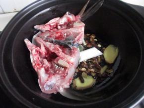 加入鱼头和鱼骨。