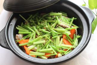 撒上花椒面和芝麻即可上桌。