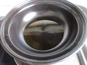 把砂锅里加入一点橄榄油。