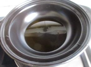 把砂锅里加入一点橄榄油。