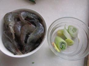 把虾去掉虾毛和虾枪，葱姜切片。