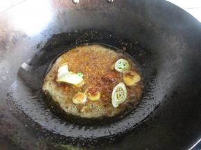 锅里加入花生油，加入葱姜爆香，倒入麻辣香锅底料一勺。