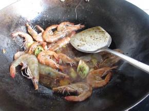 倒入鲜虾煸炒一下加盐。。