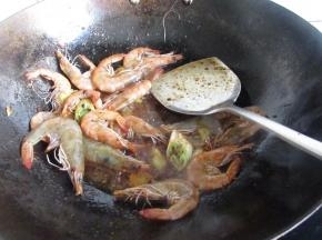 倒入鲜虾煸炒一下加盐。。
