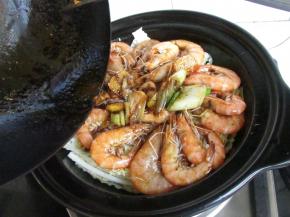 把虾摆到白菜上，把汤汁一起倒入。