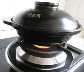 盖上盖子，开小火慢炖，白菜在这个过程中会出水，所以不用额外加水，干锅的魅力所在。