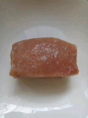 准备一块里脊肉洗干净。