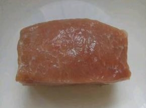 准备一块里脊肉洗干净。