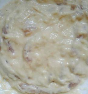 然后把面粉，淀粉鸡蛋加入里面，搅拌成面糊待用。