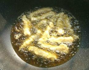 锅里加油烧热，炸至两面金黄，即可捞出。