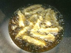 锅里加油烧热，炸至两面金黄，即可捞出。
