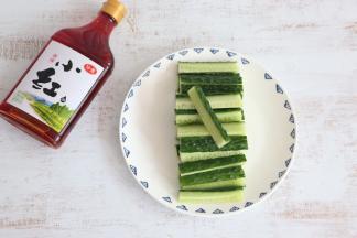 黄瓜切成细长条。