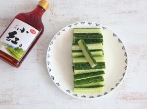 黄瓜切成细长条。