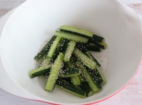 撒入白芝麻。