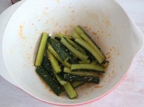 搅拌均匀，腌制10分钟充分入味。