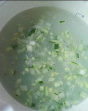 米粥熬到软烂，再加入黄瓜末，再熬两只五分钟