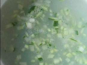 米粥熬到软烂，再加入黄瓜末，再熬两只五分钟