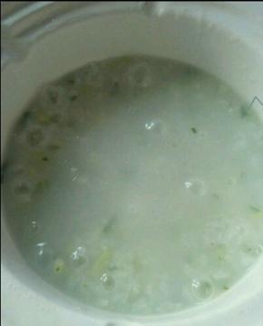 熬大米粥软糯即可
