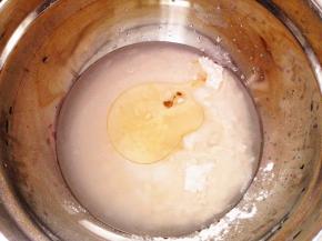 先和面，把酵母放在温水里化开，记住此处用了多少水要记住哦，这是算在120克水之内的哟，把和面材料放在一起揉成光滑的面团，