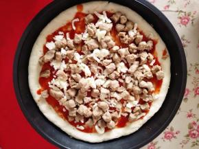 撒上2/3的马苏里拉，再撒上牛肉粒，