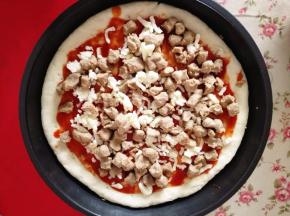 撒上2/3的马苏里拉，再撒上牛肉粒，