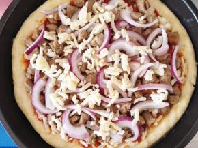 再次撒上剩下的马苏里拉，