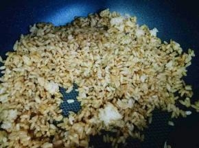 锅中加油，油温热时加入酱油饭炒散，小火继续翻炒，(可以依个人口味)
