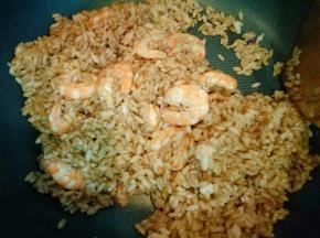 加入虾仁煸炒。