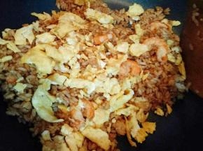 再加入煎好的鸡蛋煸炒。