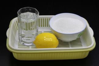 准备好食材：白砂糖、新鲜柠檬、水；
