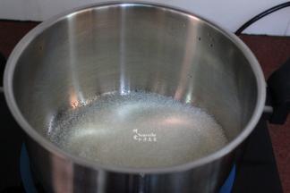 把白砂糖放入不锈钢中；PS：建议用不锈钢或陶瓷锅