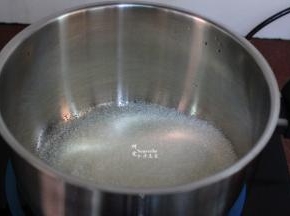 把白砂糖放入不锈钢中；PS：建议用不锈钢或陶瓷锅