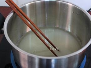 加入200ml清水，用筷子搅拌，让白砂糖和水混合均匀；