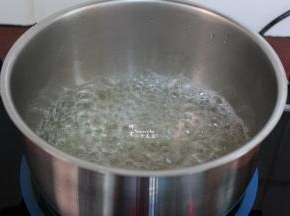中火煮沸；PS：不能再搅拌了