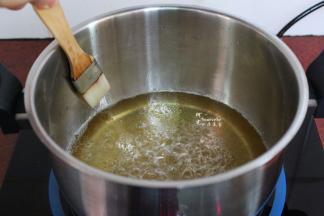 改为小火，如果锅壁上产生糖晶粒，用毛刷占水，刷一圈；