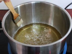 改为小火，如果锅壁上产生糖晶粒，用毛刷占水，刷一圈；