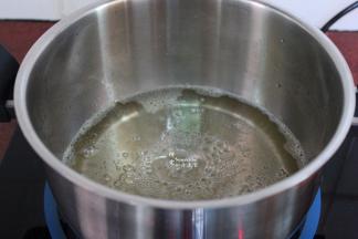 把柠檬榨汁，加入，再次煮沸；